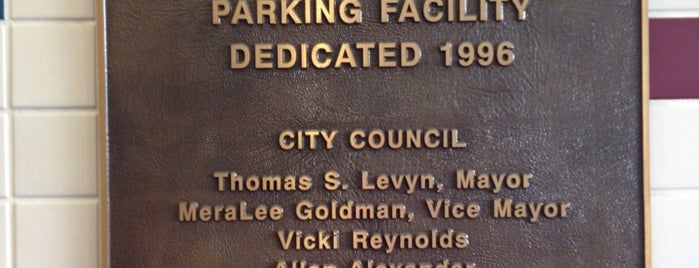 Public Parking, Beverly Hills is one of สถานที่ที่ Christopher ถูกใจ.