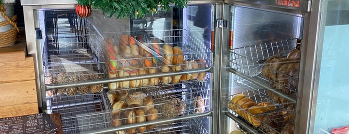 Sunset Bagels is one of Lugares favoritos de Asli.