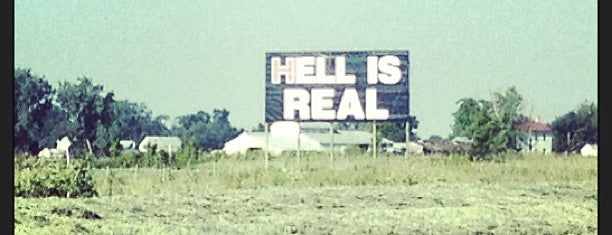"Hell Is Real" Sign is one of Dante'nin Kaydettiği Mekanlar.