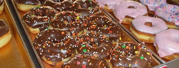 McGaugh's Donuts is one of สถานที่ที่ Barry ถูกใจ.
