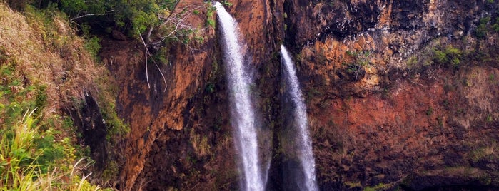 Wailua Falls is one of Lugares favoritos de Brian.