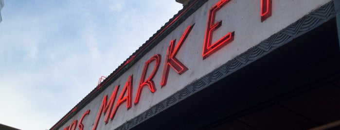 Pike Place Market is one of Orte, die Brian gefallen.