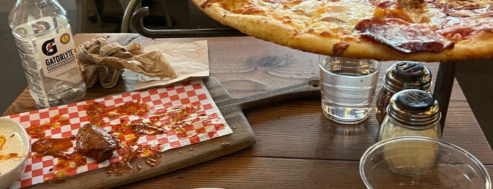 Frēlard Pizza Company is one of Locais curtidos por Kristen.