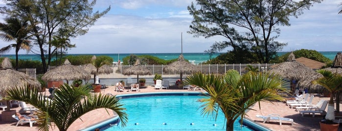 Howard Johnson Plaza Hotel Dezerland Beach Miami is one of Marteeno'nun Beğendiği Mekanlar.