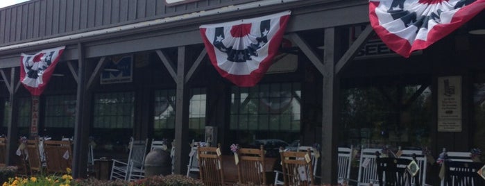 Cracker Barrel Old Country Store is one of สถานที่ที่ April ถูกใจ.