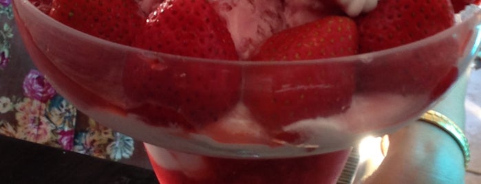Strawberries & Ice Cream is one of Kimmie's Saved Places.