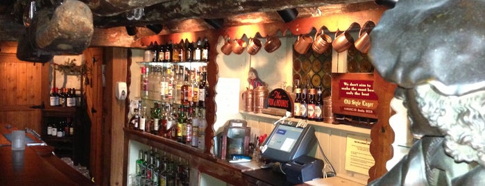 The Fox & Hounds Restaurant & Tavern is one of Orte, die Lynn gefallen.