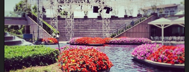 Water Court at California Plaza is one of 💋'ın Kaydettiği Mekanlar.