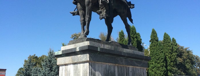 Памятник "Князь Игорь" is one of Lieux qui ont plu à Андрей.