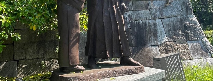 「龍馬とお龍、愛の旅路」像 is one of 京都市伏見区.