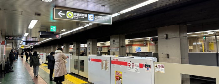 Higashi-nihombashi Station (A15) is one of สถานที่ที่ Steve ‘Pudgy’ ถูกใจ.