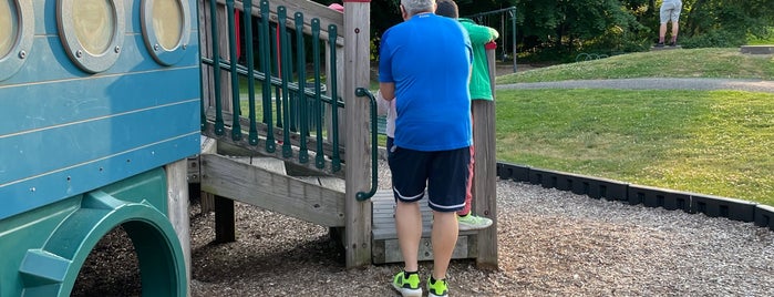 Flint Park Playground is one of Westchester Elise.