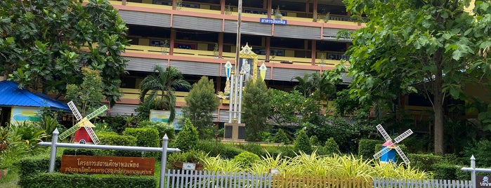 โรงเรียนประชาอุทิศ (จันทาบอนุสรณ์) (Prachautid School) is one of ช่างกุญแจประชาอุทิศ 094-857-8777.