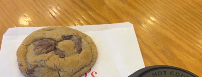 Ben's Cookies is one of Lugares favoritos de Sara.