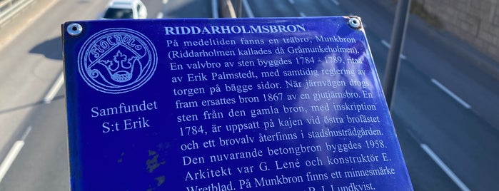 Riddarholmsbron is one of Stockholms broar.