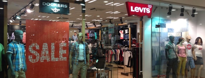 Levi's Store is one of สถานที่ที่ Özden ถูกใจ.