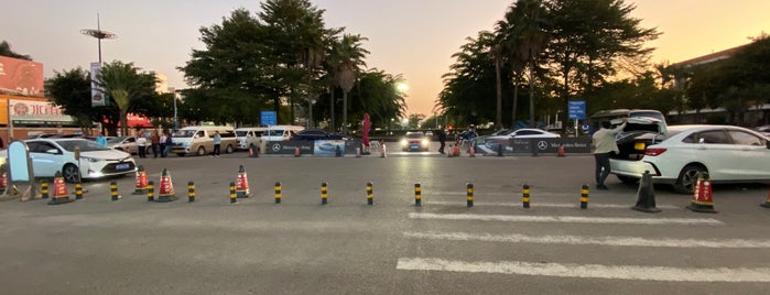 Zhongshan Ferry Terminal is one of Orte, die Ricardo gefallen.