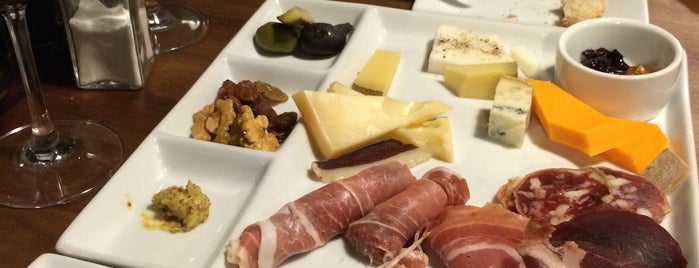 El Mundo del Queso Cheese & Wine Bar is one of Lugares favoritos de Mariana.
