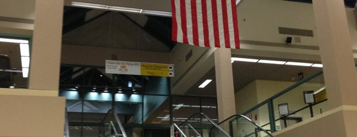 Chicago Rockford International Airport (RFD) is one of Locais curtidos por Christina.