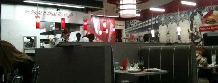 Steak 'n Shake is one of Susanさんのお気に入りスポット.