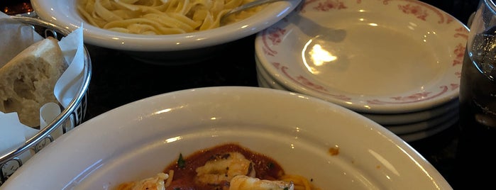 Maggiano's Little Italy is one of Orte, die Brian gefallen.