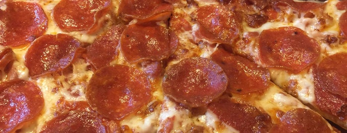 Pizza Hut is one of Lugares favoritos de Matt.
