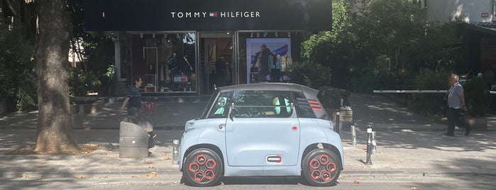 Tommy Hilfiger is one of Filizさんのお気に入りスポット.