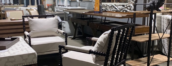 Tucci's Unique Furnishings and Accessories is one of Lugares favoritos de Ashley.