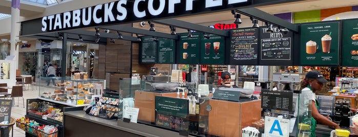 Starbucks is one of Orte, die Lucas gefallen.