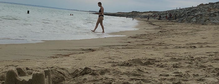 Plage De St Martin De Bréhal is one of Lugares favoritos de Jean-Sébastien.