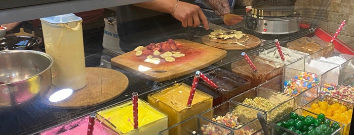 Şirin Waffle & Kumpir is one of cafe.