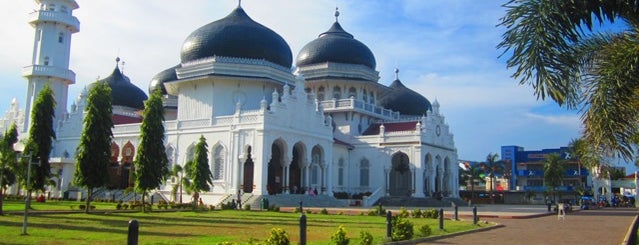 Masjid Raya Baiturrahman is one of Banda Aceh never ends.