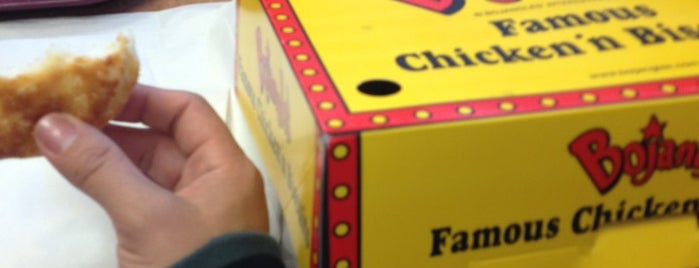 Bojangles' Famous Chicken 'n Biscuits is one of Locais curtidos por Emma.