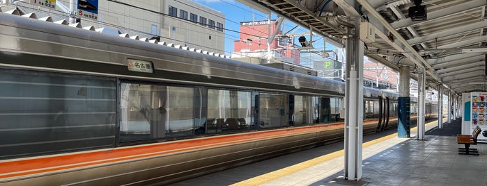 Platforms 6-7 is one of 遠くの駅.