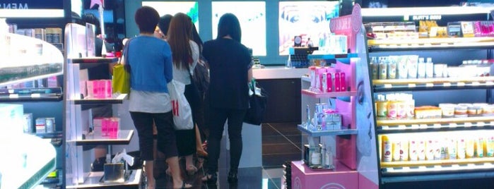 SEPHORA is one of สถานที่ที่ ꌅꁲꉣꂑꌚꁴꁲ꒒ ถูกใจ.