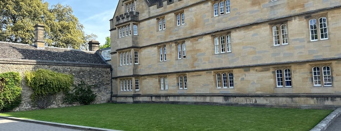 Oxford University Store is one of Schule.