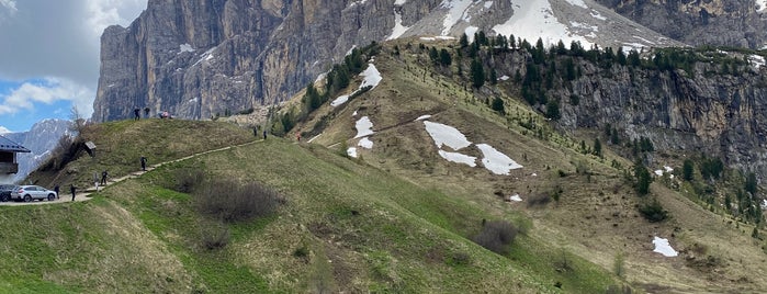 Dolomiti Super Ski Area is one of Selva di Val Gardena.