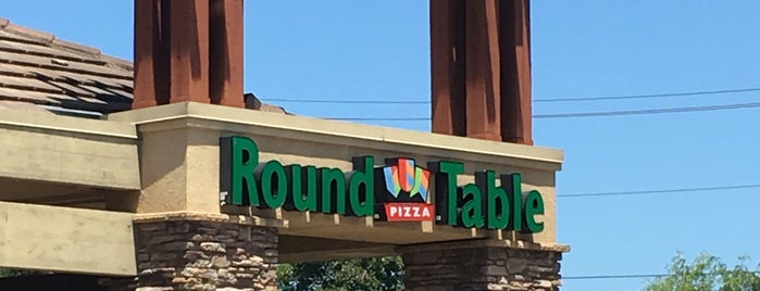 Round Table Pizza is one of Lieux qui ont plu à Ron.