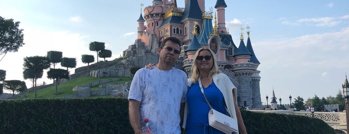 Disneyland Paris is one of Tempat yang Disukai Elena.