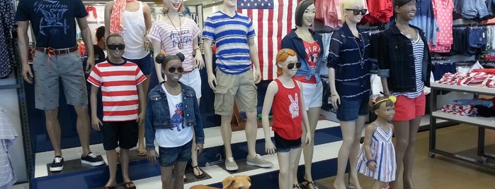 Old Navy is one of Locais curtidos por tangee.