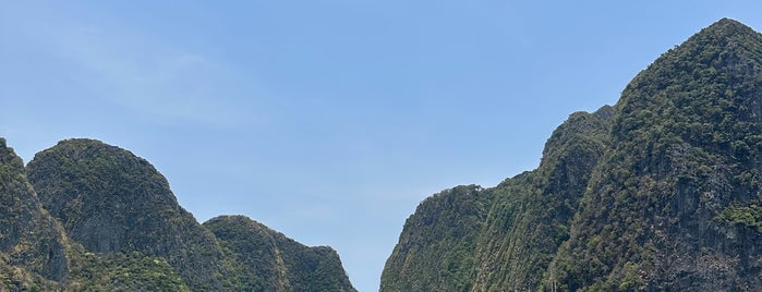 Phi Phi Island is one of Lugares favoritos de Cansu.