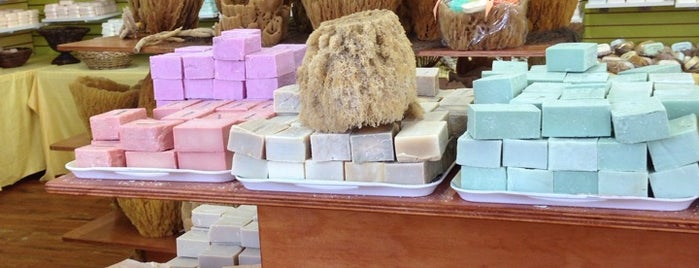 Lori's Soaps & Sponges Market is one of Lugares favoritos de Lizzie.