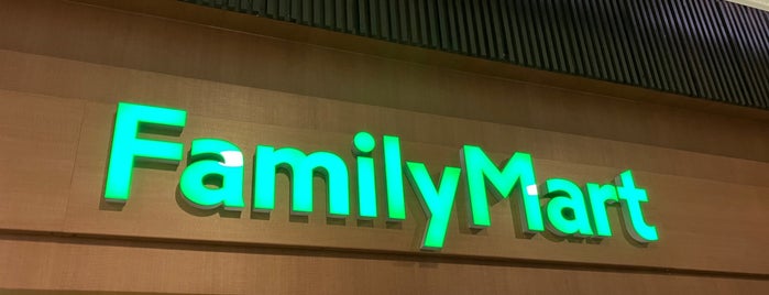 FamilyMart is one of コンビニその２.