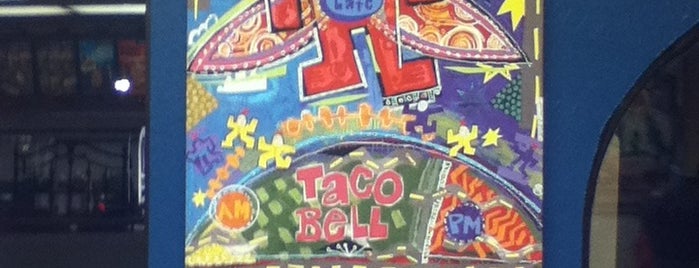 Taco Bell is one of สถานที่ที่ Matt ถูกใจ.