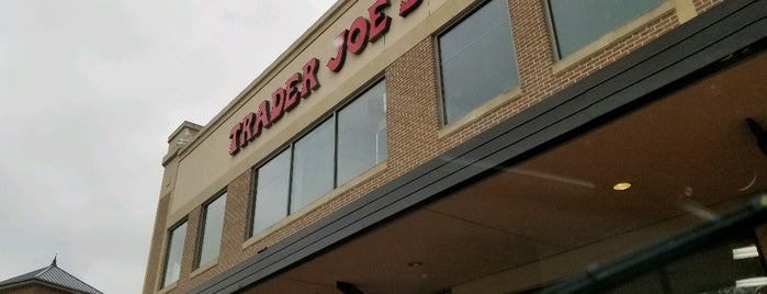 Trader Joe's is one of สถานที่ที่ Mary ถูกใจ.
