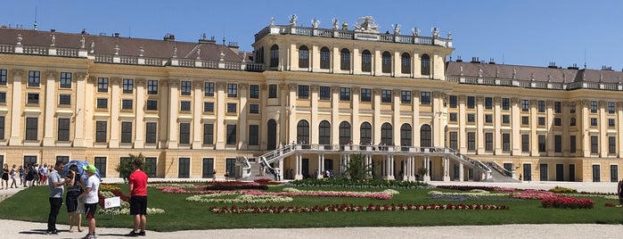 Schönbrunn is one of Viyana.