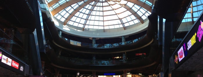 Piterland Mall is one of Lieux qui ont plu à Леонидас.