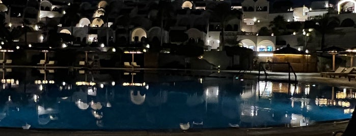 Pool at Mövenpick Resort Sharm el Sheikh is one of Posti che sono piaciuti a nata.