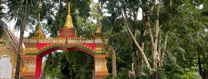 Wat Phuket is one of Tempat yang Disukai Fang.