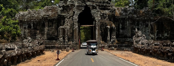 Angkor Thom Victory Gate is one of Cambodja.